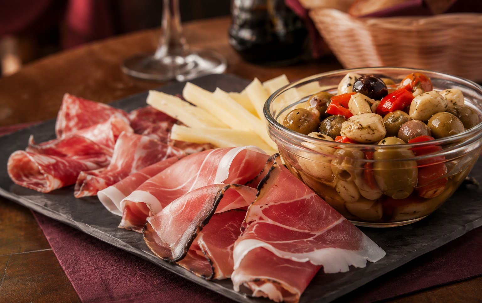 Tagliere di salumi con olive marinate